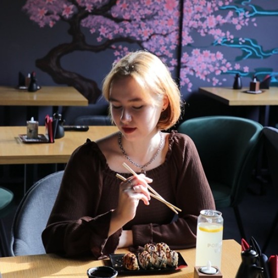 Японско съвършенство във всяка хапка - Суши сет за двама в Sakura Sushi от Makaroon