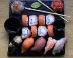 Японско съвършенство във всяка хапка - Суши сет за двама в Sakura Sushi от Makaroon