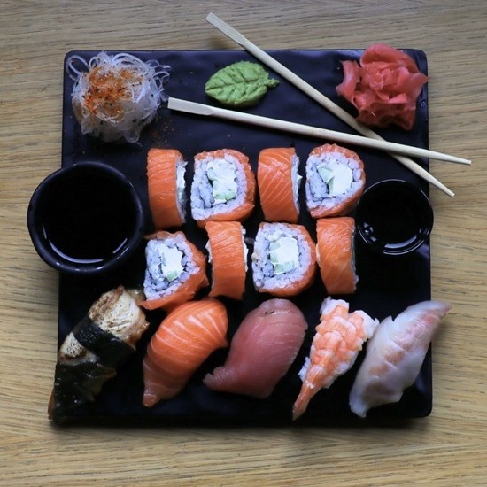 Японско съвършенство във всяка хапка - Суши сет за двама в Sakura Sushi от Makaroon