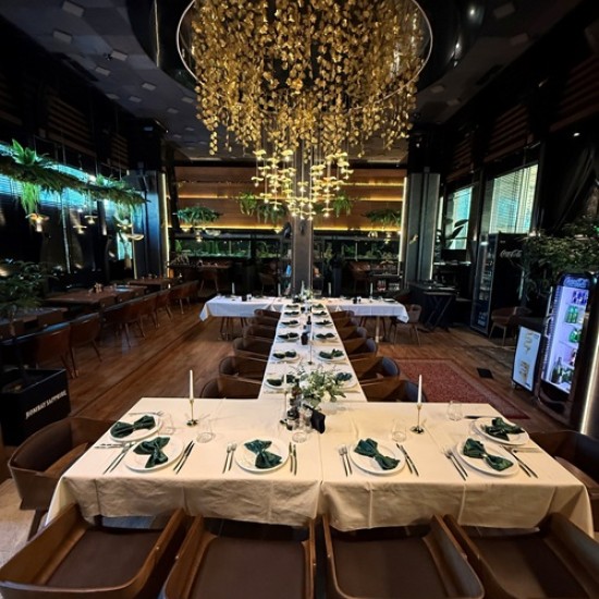 Enjoy a delicious meal in the company of a loved one with a 75 € dining voucher at Savage Garden restaurant from Makaroon