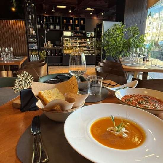 Enjoy a delicious meal in the company of a loved one with a 75 € dining voucher at Savage Garden restaurant from Makaroon