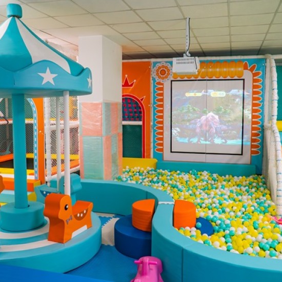 Насладете се на време със семейството, вкусна храна и забавление с Ваучер за свободна консумация + детски кът в ресторант Savage Garden от Makaroon