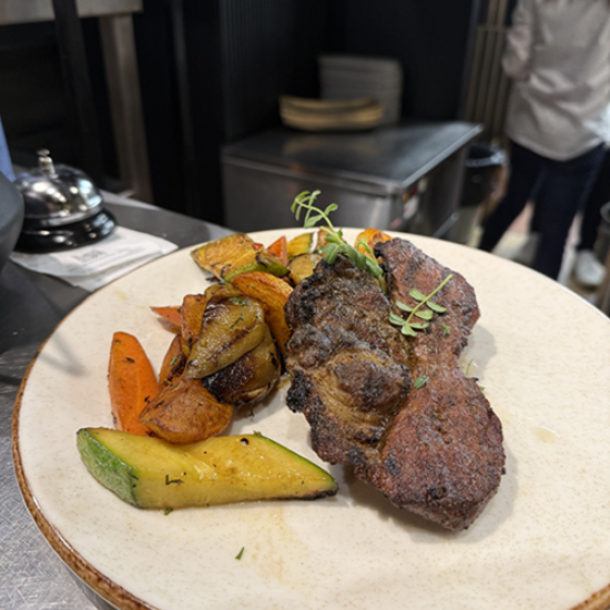 Насладете се на вкусна храна в компанията на любим човек с ваучер за консумация за 75 € в ресторант Savage Garden от Makaroon