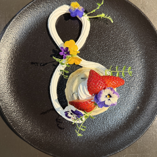 Насладете се на вкусна храна в компанията на любим човек с ваучер за консумация за 75 € в ресторант Savage Garden от Makaroon