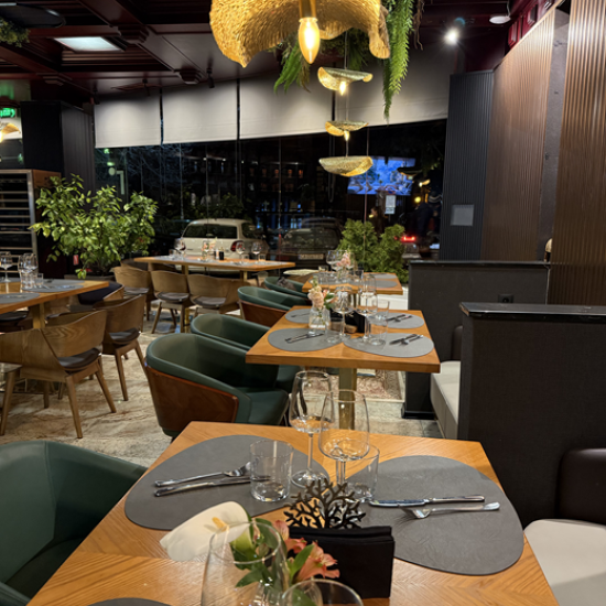 Насладете се на вкусна храна в компанията на любим човек с ваучер за консумация за 75 € в ресторант Savage Garden от Makaroon