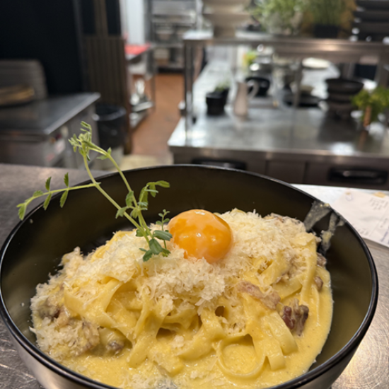 Насладете се на вкусна храна в компанията на любим човек с ваучер за консумация за 75 € в ресторант Savage Garden от Makaroon