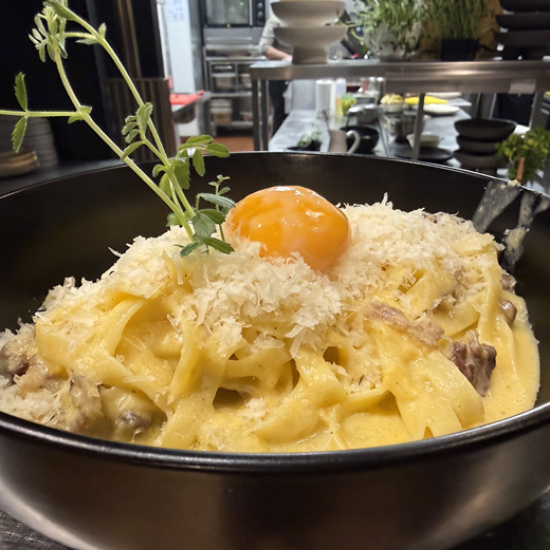 Насладете се на вкусна храна в компанията на любим човек с ваучер за консумация за 75 € в ресторант Savage Garden от Makaroon