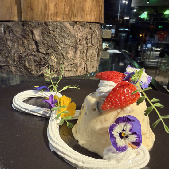 Насладете се на вкусна храна в компанията на любим човек с ваучер за консумация за 75 € в ресторант Savage Garden от Makaroon