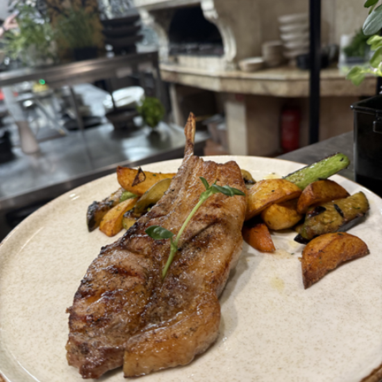 Насладете се на време със семейството, вкусна храна и забавление с Ваучер за свободна консумация + детски кът в ресторант Savage Garden от Makaroon