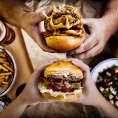 С бургер и усмивка с "Меню за двама в Skapto"