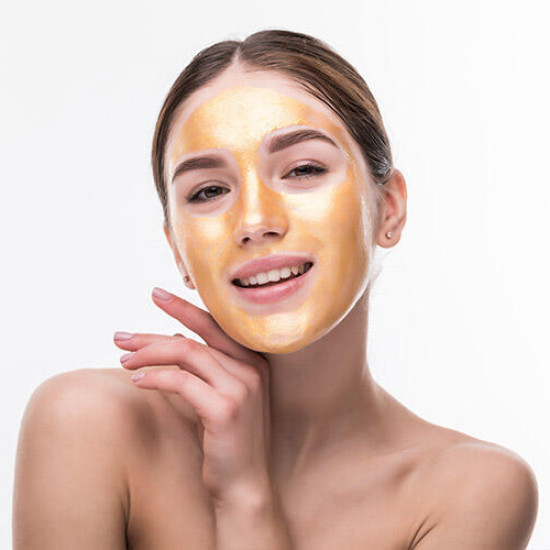 Потопете се в една златна сензация за кожата със „Силно лифтиращ масаж с 24 карата златни частици“ от Makaroon