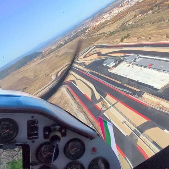 Насладете се на истинско авио изживяване с Мотивационен полет с двуместен самолет около язовир Искър от Makaroon