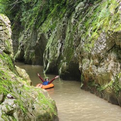 Водно забавление със "Спускане с гума по каньона на река Арда за един"  Водно забавление със "Спускане с гума по каньона на река Арда за един"