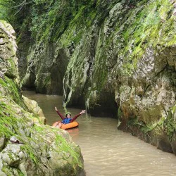 Водно забавление със "Спускане с гума по каньона на река Арда за един" Водно забавление със "Спускане с гума по каньона на река Арда за един"