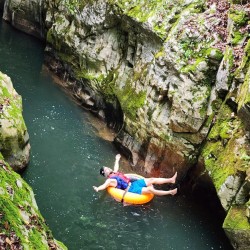 Водно забавление със "Спускане с гума по каньона на река Арда за един"  Водно забавление със "Спускане с гума по каньона на река Арда за един"