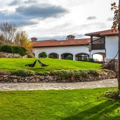 Романтично бягство: Нощувка със закуска за двама в комплекс "Старосел"