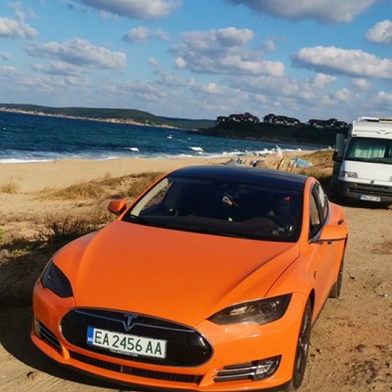 Уникално преживяване за запалени шофьори - едночасово шофиране на Tesla в Пловдив от Makaroon