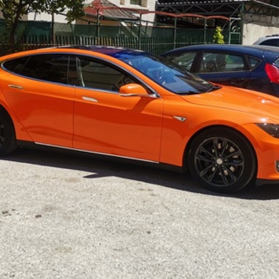 Уникално преживяване за запалени шофьори - едночасово шофиране на Tesla в Пловдив от Makaroon