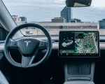 Отвори вратата към бъдещето – шофирай Tesla модел Y за един час от Макароон