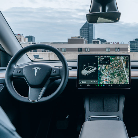 Отвори вратата към бъдещето – шофирай Tesla модел Y за един час от Макароон Отвори вратата към бъдещето – шофирай Tesla модел Y за един час от Макароон