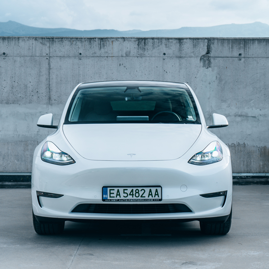 Отвори вратата към бъдещето – шофирай Tesla модел Y за един час от Макароон Отвори вратата към бъдещето – шофирай Tesla модел Y за един час от Макароон