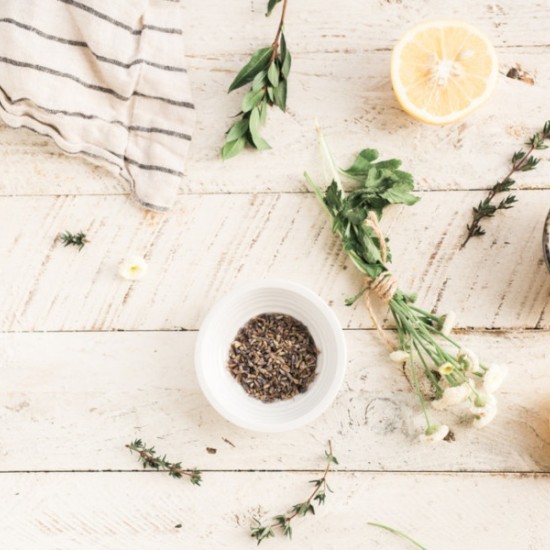 Подарък от природата- Билков пилинг на лице Нежен подарък: Билков пилинг на лице | Makaroon.bg