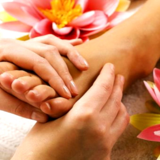 Релаксиращ тайландски масаж на крака (60 мин) | Makaroon.bg