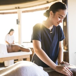 Shared relaxation: Double Balinese four-hand massage Shared relaxation: Double Balinese four-hand massage