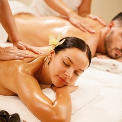 Shared relaxation: Double Balinese four-hand massage Shared relaxation: Double Balinese four-hand massage