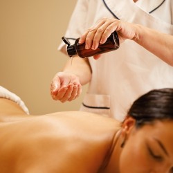 Massage with Balinese essential oils with a draining effect Massage with Balinese essential oils with a draining effect