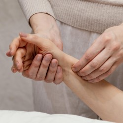 Relieve muscle tension and pain with a traditional Urat massage Relieve muscle tension and pain with a traditional Urat massage