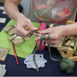 Разплетете стреса с „Плетене на една или две куки“ Разплетете стреса с „Плетене на една или две куки“