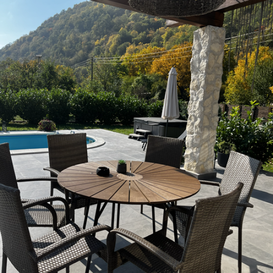 Там, където красотата и комфортът са в пълна хармония - подарете си  2 нощувки във вила Valmont Luxury Chalet от Makaroon