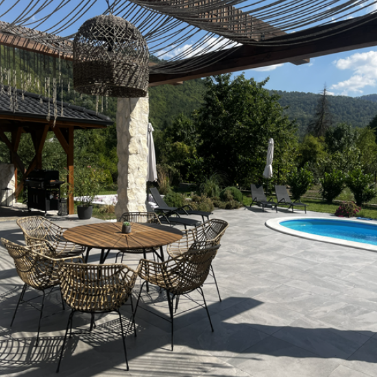 Там, където красотата и комфортът са в пълна хармония - подарете си  2 нощувки във вила Valmont Luxury Chalet от Makaroon