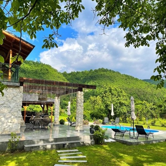 Там, където красотата и комфортът са в пълна хармония - подарете си  2 нощувки във вила Valmont Luxury Chalet от Makaroon