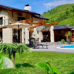 В убежището на природните чудеса с 2 нощувки делник за до 7 души във вила Valmont Luxury Chalet в с. Гложене, област Ловеч