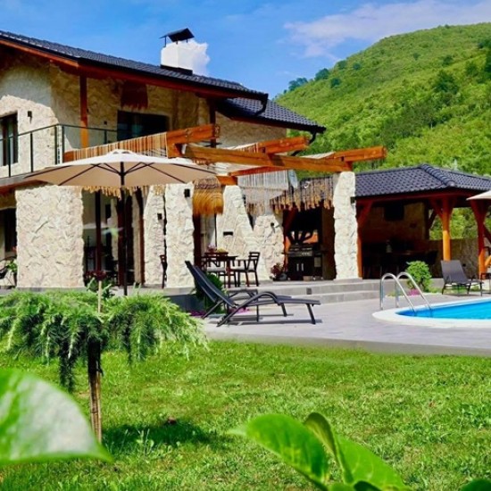 Там, където красотата и комфортът са в пълна хармония - подарете си  2 нощувки във вила Valmont Luxury Chalet от Makaroon