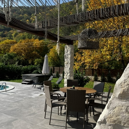 Там, където красотата и комфортът са в пълна хармония - подарете си  2 нощувки във вила Valmont Luxury Chalet от Makaroon