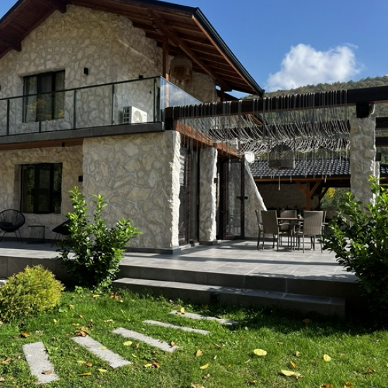 Там, където красотата и комфортът са в пълна хармония - подарете си  2 нощувки във вила Valmont Luxury Chalet от Makaroon