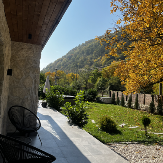 Там, където красотата и комфортът са в пълна хармония - подарете си  2 нощувки във вила Valmont Luxury Chalet от Makaroon