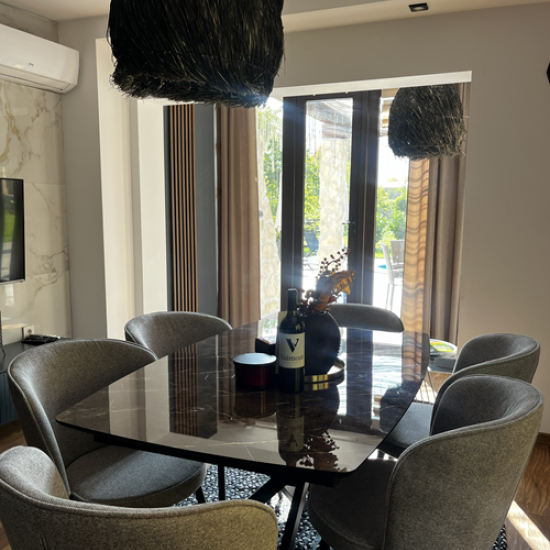 Там, където красотата и комфортът са в пълна хармония - подарете си  2 нощувки във вила Valmont Luxury Chalet от Makaroon