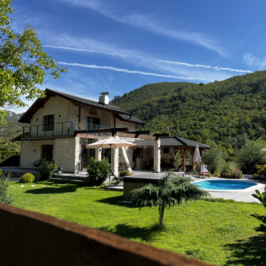 Там, където красотата и комфортът са в пълна хармония - подарете си  2 нощувки във вила Valmont Luxury Chalet от Makaroon