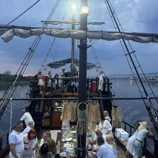 Подарете си една необикновена морска разходка за двама с кораб край Варна от Makaroon