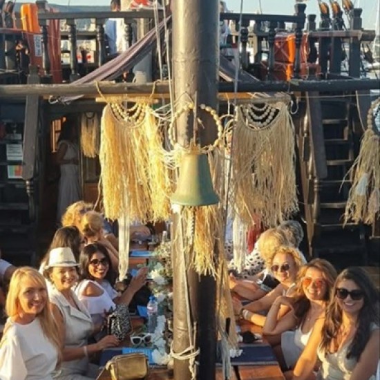 Подарете си една необикновена морска разходка за двама с кораб край Варна от Makaroon