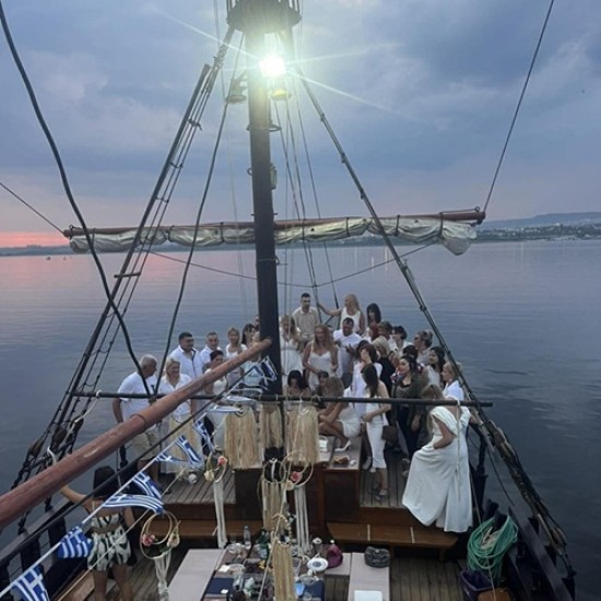 Подарете си една необикновена морска разходка за двама с кораб край Варна от Makaroon