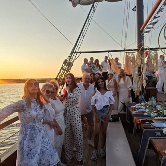 Подарете си една необикновена морска разходка за двама с кораб край Варна от Makaroon