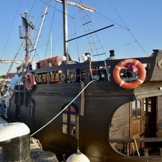 Подарете си една необикновена морска разходка за двама с кораб край Варна от Makaroon