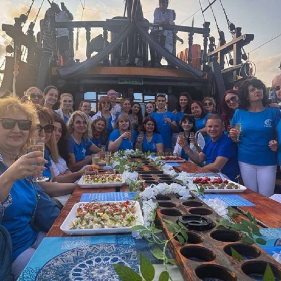 Подарете си една необикновена морска разходка за двама с кораб край Варна от Makaroon