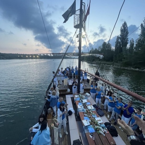 Подарете си една необикновена морска разходка за двама с кораб край Варна от Makaroon