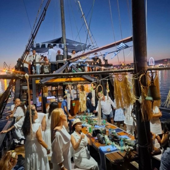 Подарете си една необикновена морска разходка за двама с кораб край Варна от Makaroon